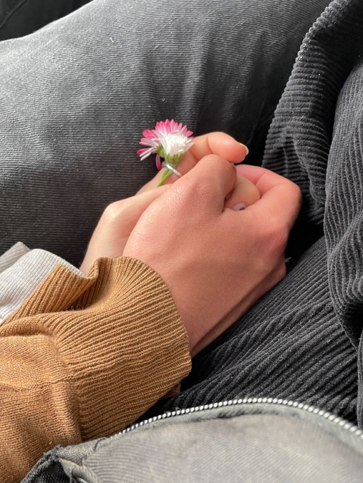 heartsofvenus's tweet photo. hands were made for holding. 
#love #lovelanguage https://t.co/oV6XPTIdDd