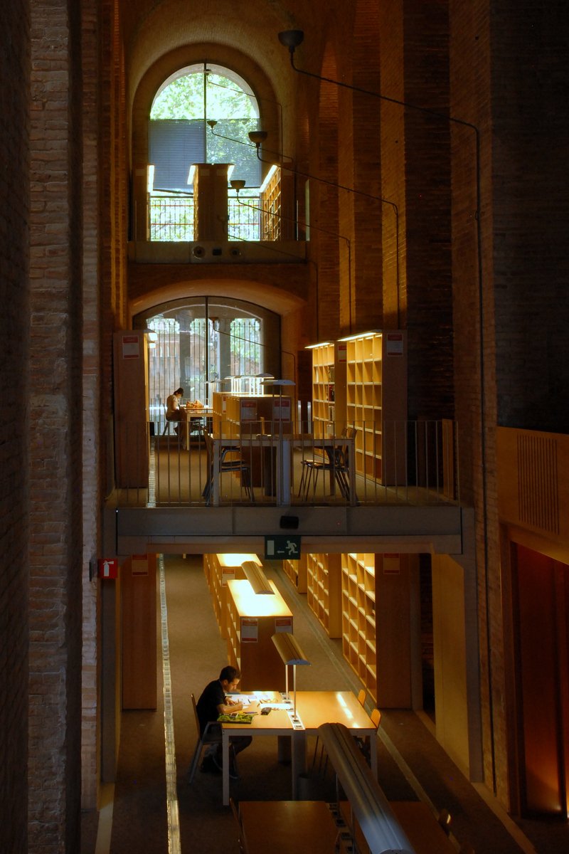 Barselona Ciutadella Parkı'na su tedariki için inşa edilen bir su deposuyken Pompeu Fabra Üniversitesi tarafından satın alınıp kütüphaneye çevrilen Biblioteca/CRAI de la Ciutadella.