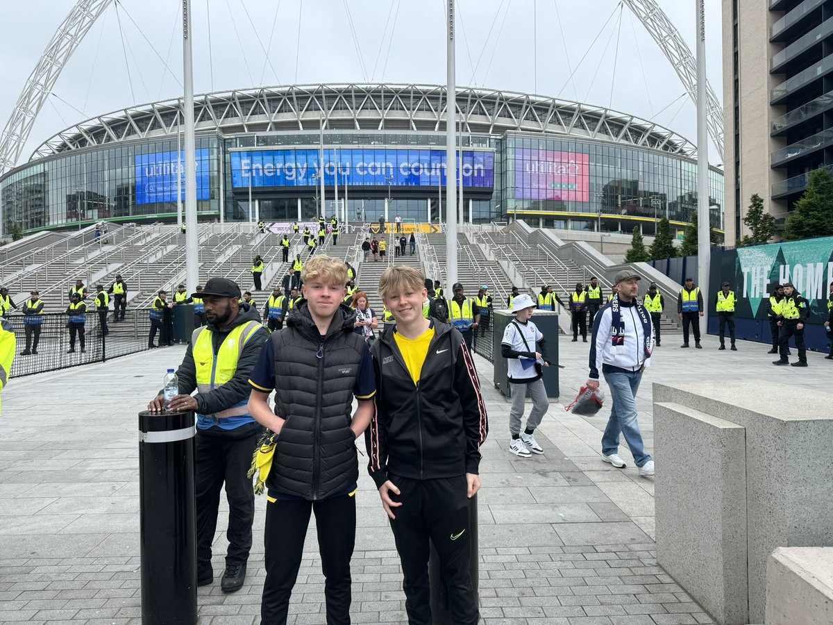 Taking the step son and his mate for his first play off final experience! Come on <a href="/OUFCOfficial/">Oxford United</a> !!!