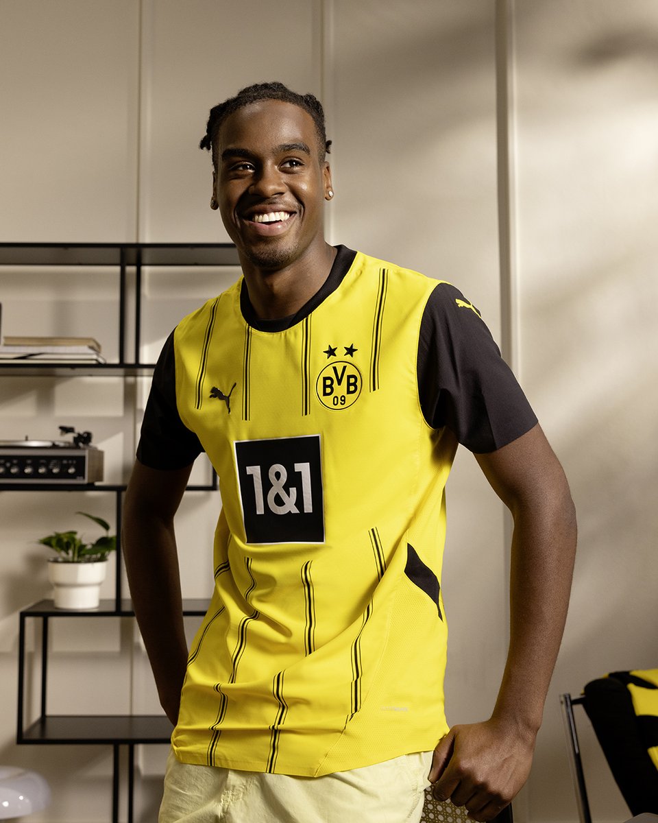 🚨 BVB new kit debut alert 🚨 - Dortmund debuts their 24/25 Home jersey TODAY 🆚 Darmstadt 98 at 9:30 AM ET. Kit details 🔎 ⚫🟡 Classic Black & Yellow with modern pinstripes 🕰️ Celebrating BVB heritage since 1909 Available at WorldSoccerShop ⭐️: bit.ly/344EOQW