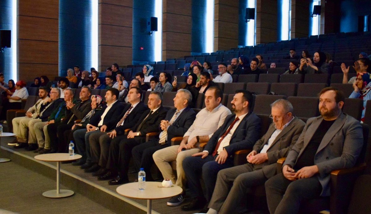 Engelliler Haftasında İsmail Çile Engelliler Uygulama Okulu öğrencilerimizin yoğun emeklerle sergiledikleri gösteri çok etkileyiciydi. Onların engelleri aşarkenki haz ve gururları kendi ve yakınlarının tüm yaşamlarını kolaylaştıracak yeni edinimleri de mümkün kılıyor.