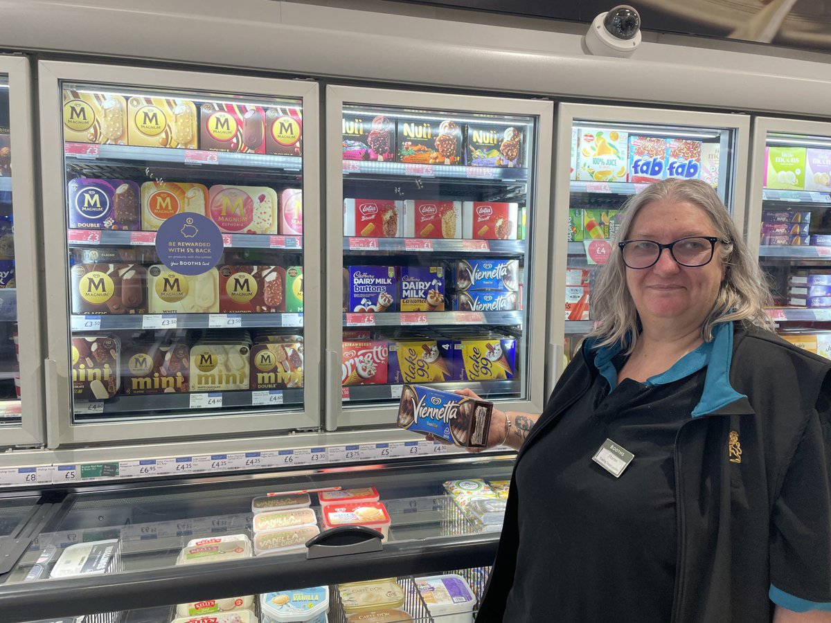 Sharon has ice lollies and ice creams aplenty at Ulverston 🍭🍦