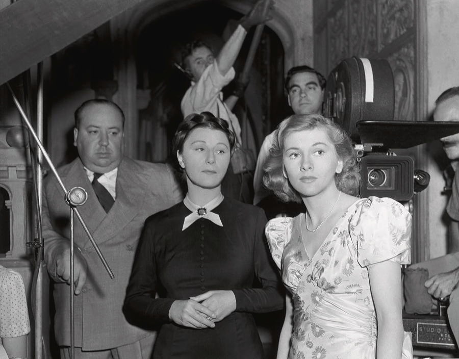 Alfred Hitchcock, Judith Anderson and Joan Fontaine on the set of REBECCA (1940).
What an interesting photo!

#TCMParty #TCM