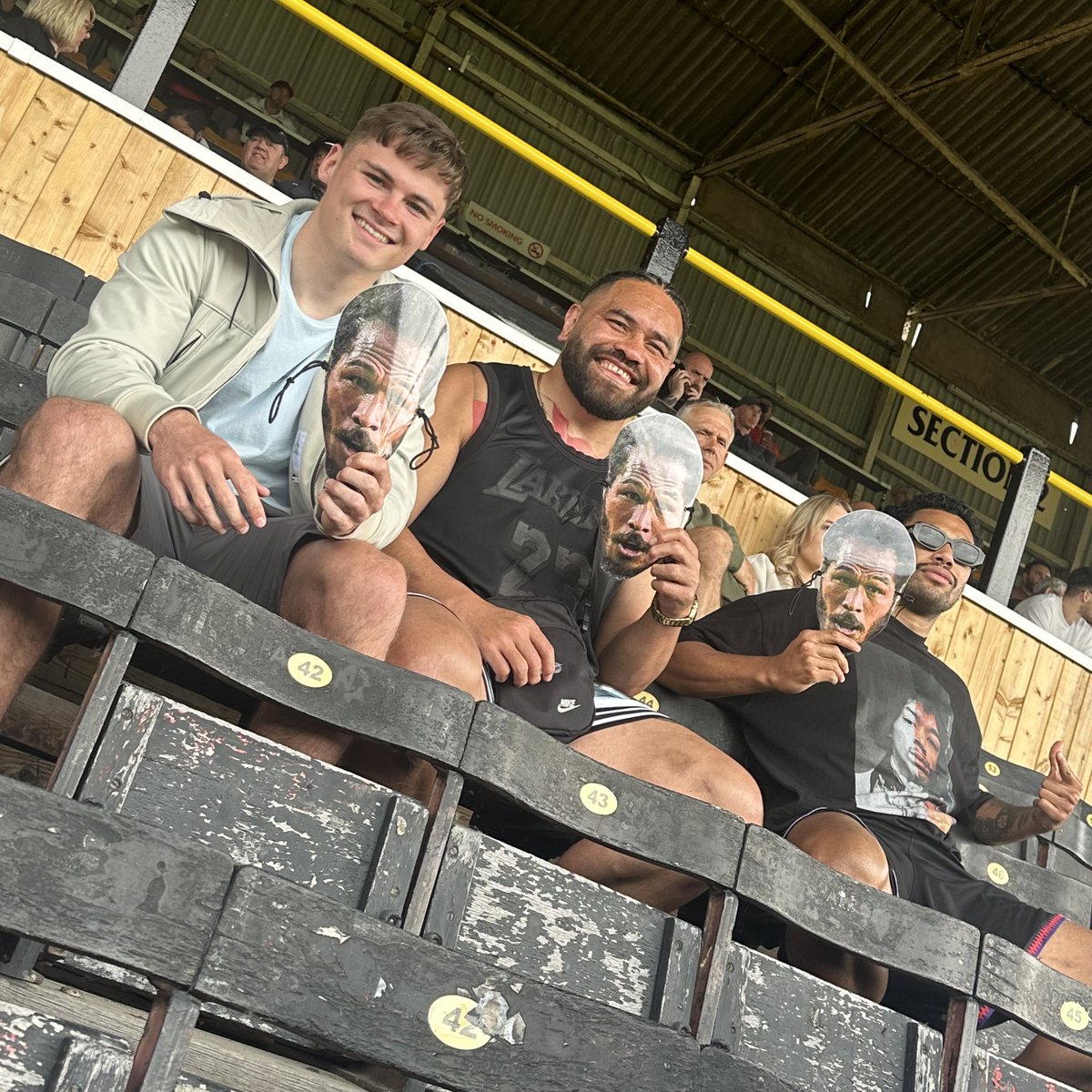 ♥️ Great to see @jackwelsby_, @konmanhurrell & Waqa Blake here supporting Iggy as he returns to action for the first time in 10 months! They’ve even brought masks to cheer on the big man! 😂 #COYS