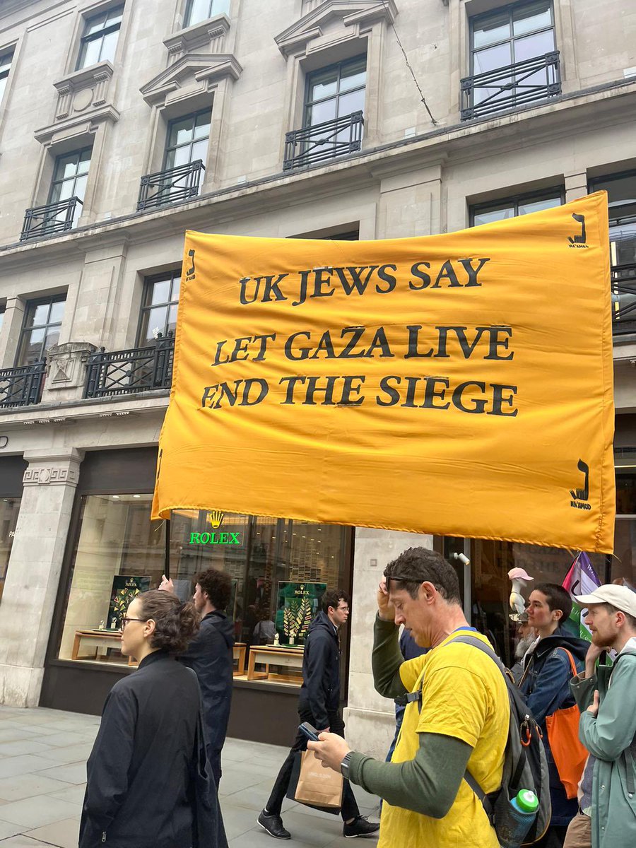 Photo by @hamrakabira 

« UK Jews say
Let Gaza live 
End the siege »
 
#JewishBloc