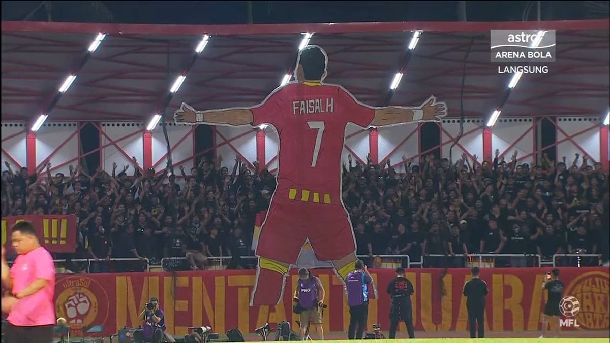 mysemuanyabola's tweet photo. Tifo istimewa daripada penyokong Selangor buat Faisal Halim! 🔴🟡

Moga cepat sembuh, Mickey 7️⃣

#SELKDH https://t.co/B6fM99Uk8j