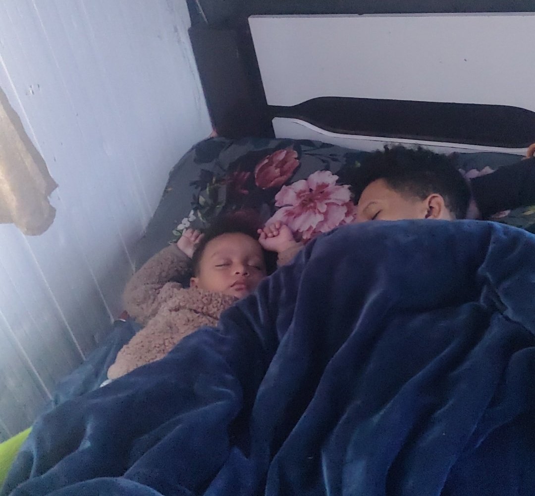 EvvyMotta's tweet photo. Luiz e Pyetro 4 da manhã comendo torrada🤡
E eu  queria dormir para trabalhar hoje
Resultado: eu indo trabalhar cansada e os dois: https://t.co/jrDSteNob6