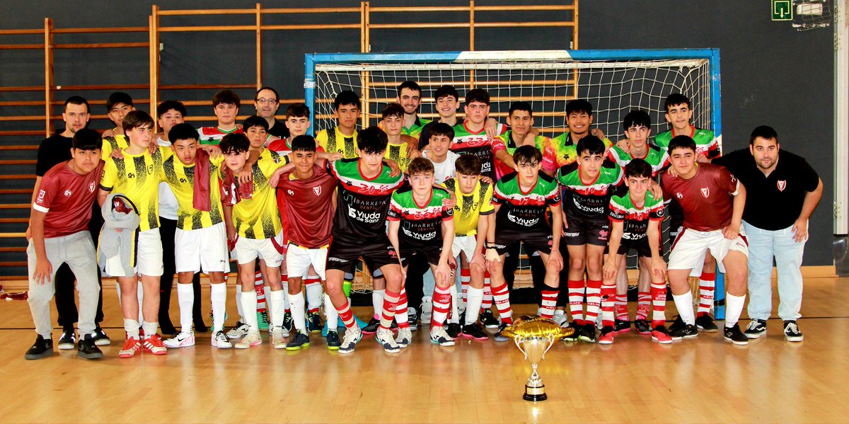 El @GoraFS cadete se proclama campeón de la Copa Bizkaia de fútbol sala tras vencer en la final al @Artaromofs . El trofeo lo ha entregado Unai Ezkurra, miembro del Comité Vizcaíno de Fútbol Sala. 
Zorionak!!