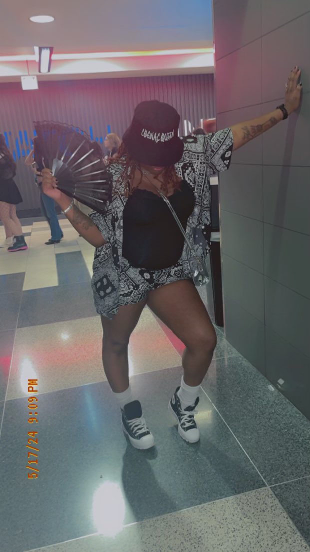 denifuckyobitch's tweet photo. @theestallion sang #Cognacqueen last night in Chicago π₯° she donβt owe me nothing ! #myfirstconcert #hottie https://t.co/KBvTIxZyjp