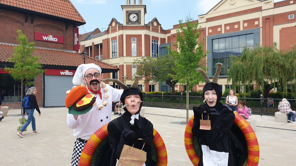 Some theatrical and culinary delights outside Lincoln's @CornhillMarket - great to see this place back open and buzzing. (PS the buzz is behind me 🤦- I'm focusing on the talent)