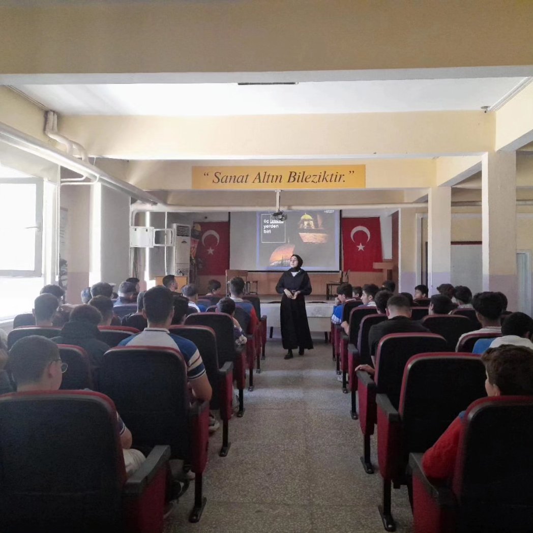 tugvamardinuni's tweet photo. Kudüs-Filistin Bilinçlendirme Sunumları ||

📍 Geçtiğimiz hafta Kudüs-Filistin Bilinçlendirme Sunumları kapsamında Mardin Mesleki ve Teknik Anadolu Lisesindeydik.

🇵🇸 Filistin özgür olana dek Mescid-i Aksa'nın avlusu bu gençlerle dolana dek durmayacağız! ☝🏻

#FreePalestine🇵🇸 https://t.co/jPjcEXqdrs