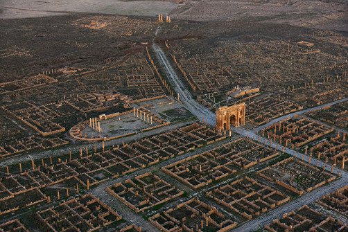 The ruins of Timgad, the most intact of Roman cities in Algeria. 📷: George Steinmetz