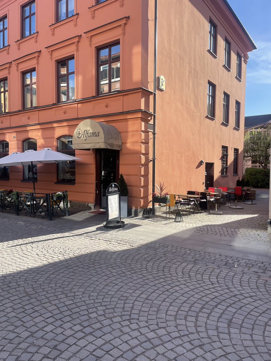 AlfamaLkpg's tweet photo. Vilket fantastiskt väder vi fått☺️
På Alfamas uteservering erbjuder vi både sol och skugga☀️⛱️
Ikväll är det fullbokat men ni är mer än välkomna att komma förbi och kolla om det blivit något ledigt.
Ni kan också ställa er på väntelista som ni hittar på vår hemsida 👨🏽‍🍳 https://t.co/ltjmHxzxq9