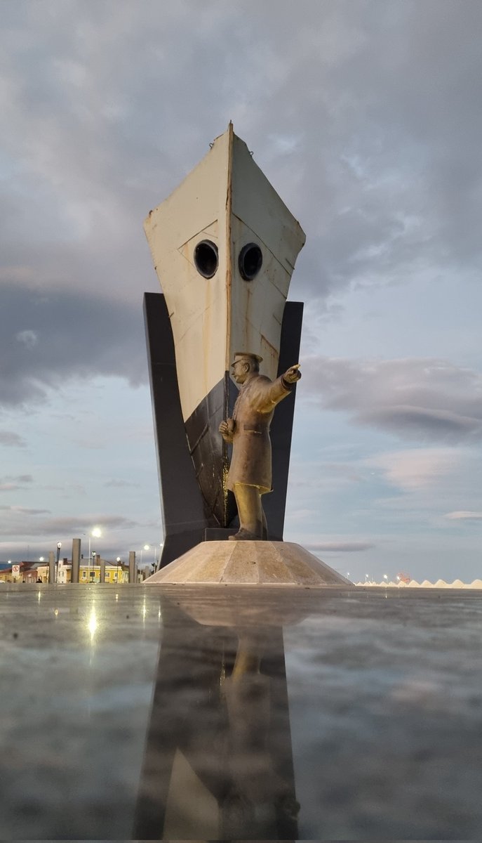 [FOTO] 📷  #PuntaArenas Piloto Luis Pardo Villalón y proa del Escampavía “Yelcho", heroico rescate de la expedición antártica de Ernest Shackleton en 1916 #Endurance