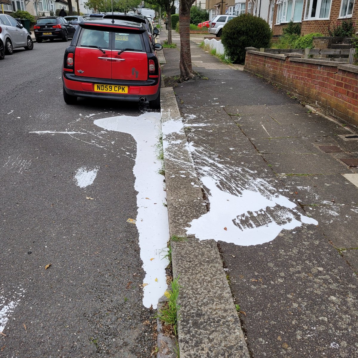 cmendler's tweet photo. Hey @BandQ  here's the lake of paint left on Kenerne Drive EN5 after your careful delivery. We have it on live video too. Great Community spirit eh? https://t.co/nuPlsuOVCl