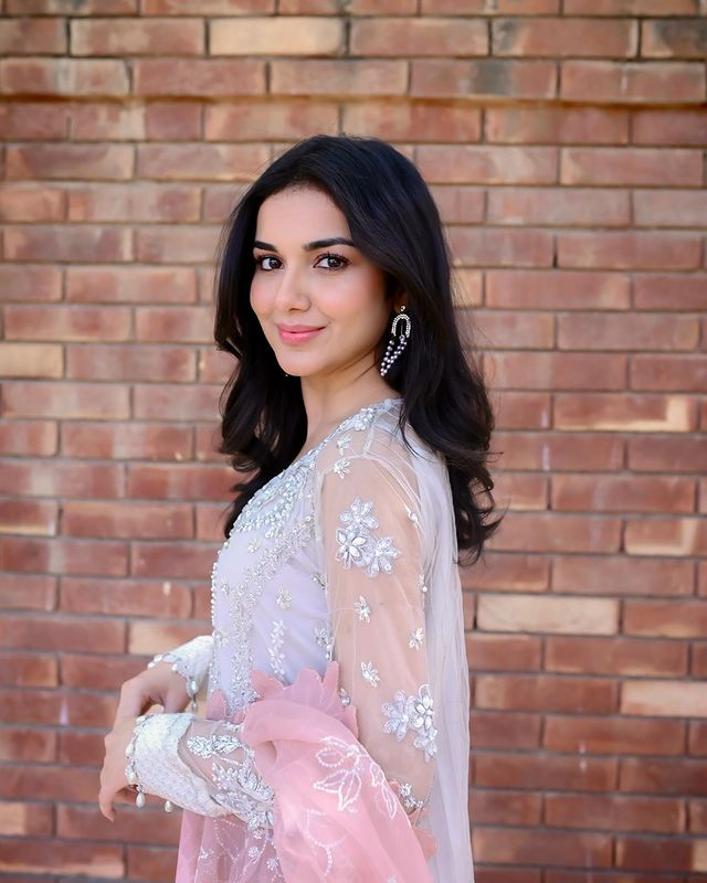CelebPakistani's tweet photo. Gorgeous #SyedaTuba 🌟 https://t.co/ABh9NVIeT0