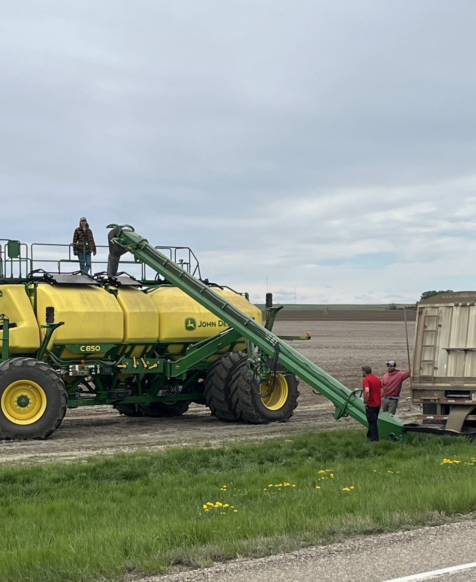 The team seeding AAC Schrader last week on irrigation, stampseeds.com/schrader-durum… We sold out this season, I for FHB, yields great, on taller side so need a PGR on irrigation.