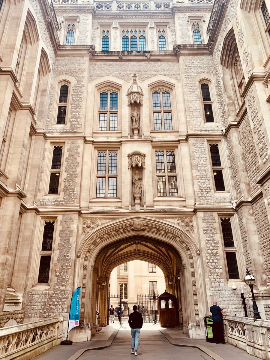 jb41euphemiah's tweet photo. The Maughan Library is really beautiful. It is a neo-Gothic building. All the windows are huge and very large. Most of the rooms are covered by air conditioning. It was once the office space of the Public Documentation Department, known as the safe of the British Empire 😆 https://t.co/ESZ1aRfYwi