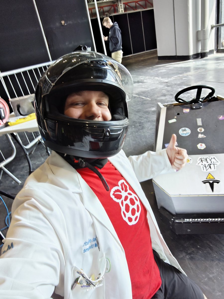 YouTuber in a reasonably priced #cybertruck
Thanks <a href="/Hacky_Racers/">Hacky Racers</a>