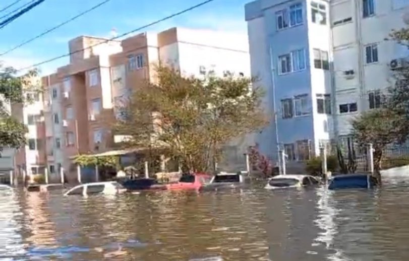 🆘‼️
Apesar do nível do Guaíba seguir baixando em Porto Alegre (4’53m às 7h15 da manhã), situação segue crítica em bairros na zona norte da capital. 

Na foto, Bairro Humaitá, Av. A J Renner.