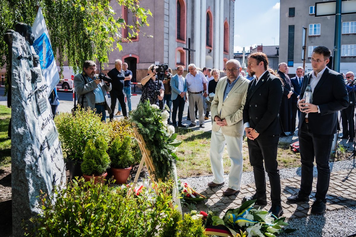 Stworzyliśmy miejsce pamięci i oddaliśmy hołd ofiarom #TragediaGórnośląska w #Rybnik. Zostali zamordowani, bo byli Ślązakami i Ślązaczkami. Cześć ich pamięci. — Powstanie monumentu było możliwe dzięki dobrej współpracy z prezydentem @kuczerapiotr i ze stowarzyszeniem #DURŚ.