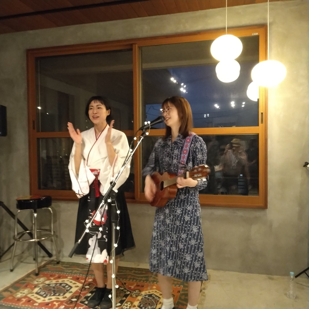 harucaffelatte's tweet photo. 鶴岡のEN/MEでシモムラナナさんのライブ🎸に行きました。ウクレレってこんな演奏もできるんだと感動。ナマリーさんにも会えて感動、もっけだのー✋
#山形県 #鶴岡市 #シモムラナナ #ナマリーポートマン #ENME #新潟県胎内市中条弁は庄内弁に近い https://t.co/1JrT9wCXl9