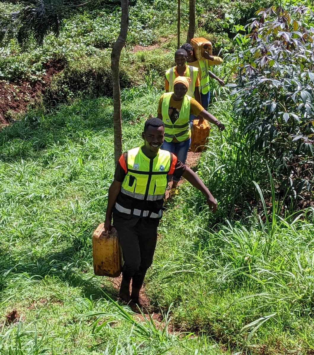 @RwandaLocalGov @Rwandapolice @RwandaYouthVol1 @RusiziDistrict Youth Volunteers Rusizi gahunda ya Tujyanemo idufasha byinshi harimo no kwitwa kubatishoboye,aha ni Nkungu Sector Aho twakurungiye inzu ya KAMURWERWA Jenevieve w'imyaka 87, Turashima RDF Ubufatanye