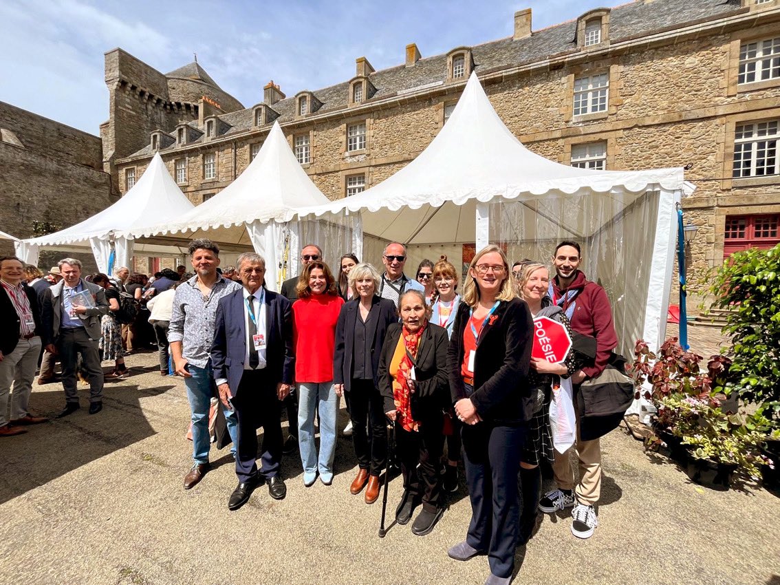 Michèle Boisvert (@mboisvert_dg) on Twitter photo Quelle joie de retrouver nos autrices et auteurs au <a href="/FestivalEV/">Saint-Malo Étonnants Voyageurs</a>, fidèle partenaire, pour la mise à l’honneur de la littérature québécoise lors de sa 34e édition.
Merci à <a href="/gilleslurton/">Gilles Lurton</a>, maire <a href="/VilleSaintMalo/">Ville de Saint-Malo</a>, pour son accueil chaleureux et son affection pour le #Québec. Quelle joie de retrouver nos autrices et auteurs au <a href="/FestivalEV/">Saint-Malo Étonnants Voyageurs</a>, fidèle partenaire, pour la mise à l’honneur de la littérature québécoise lors de sa 34e édition.
Merci à <a href="/gilleslurton/">Gilles Lurton</a>, maire <a href="/VilleSaintMalo/">Ville de Saint-Malo</a>, pour son accueil chaleureux et son affection pour le #Québec.