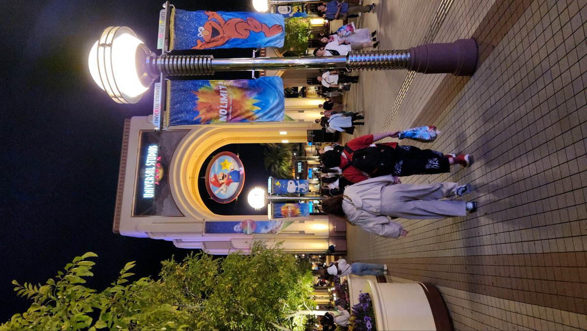 darfal1001's tweet photo. 4th day and the last day in Osaka. We went to universal city japan and meet 2 Japanese cosplayers(I wish we asked for pictures). And now eating at the best shawarma I have ever eaten. https://t.co/vkgkynSPaS