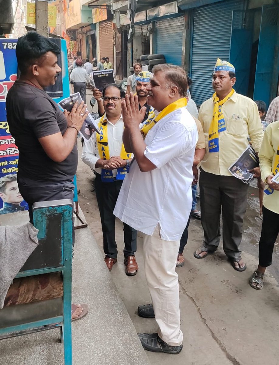 Today, my team from Andhra Pradesh and I embarked on a door-to-door campaign in KhajanBasti (West Delhi)The outpouring of enthusiastic support for our MP candidate, @mahabalmishra ji under the leadership of @ArvindKejriwal ji was deeply moving.The people's unwavering trust and