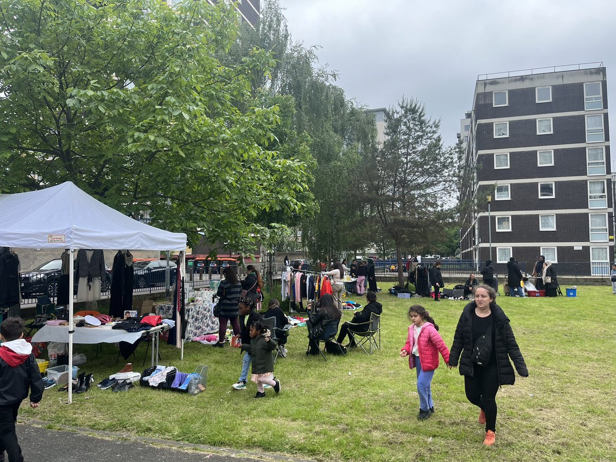 Good to get out and about in the ward today with @JasziieeM and visit the inaugural Table Top Sale hosted by the @CribYouth community on the De Beauvoir estate. Great to engage with so many residents there. Brilliant work by the fantastic Elif supported by @janettecollins ✊💚