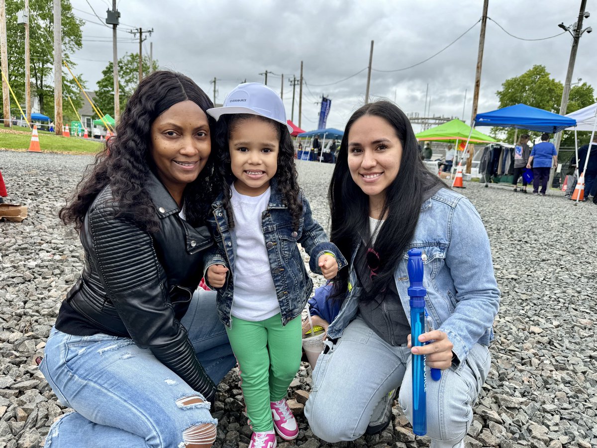 EversourceCorp's tweet image. “Today, you have a unique opportunity to perform your work in front of the people that mean the most to you. -Steve Sullivan, President of Connecticut Electric Operations as he welcomed friends, family and colleagues to the rodeo
Good luck, everyone and yeehaw! 🤠