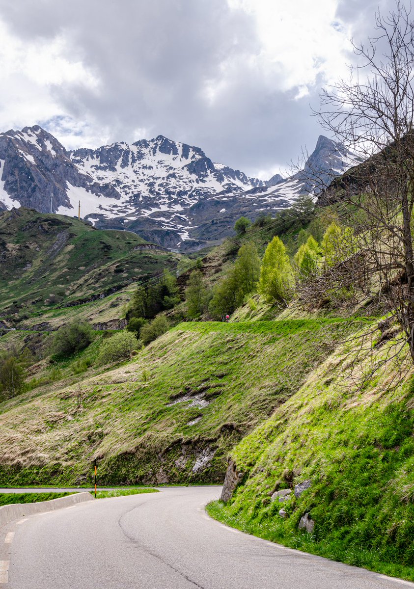 CyclingLodge's tweet photo. The fab switchbacks of Luz Ardiden for #switchbacksaturday ...keep you spinning & smiling all the way to the top! 😉😁
#cycling #france #cyclisme #ciclismo #saturdayvibes https://t.co/mxLP0UYsza