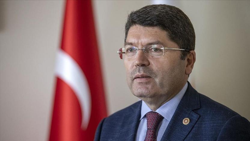 📌Adalet Bakanı Yılmaz Tunç başörtülü mahkeme heyetine reddi hakim talebine ilişkin 'Eski Türkiye kafasıdır' dedi, avukat hakkında soruşturma başlatıldığını bildirdi Avukat heyetin başörtülü olmasının 'laikliğe aykırı' olduğunu ifade etmişti.