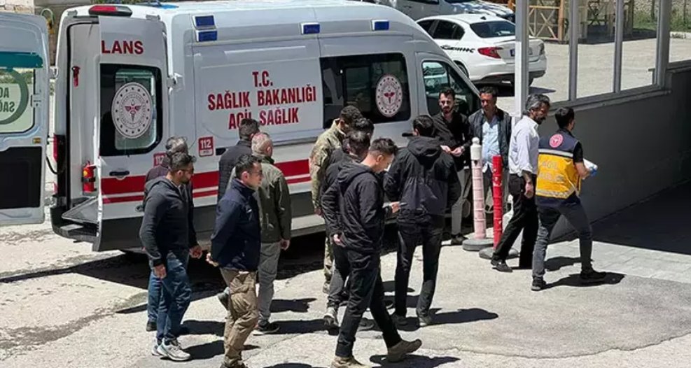 📌Van'ın Başkale ilçesinde askeri araç devrildi Kazada 11 asker yaralandı. Durumu ağır olan 6 asker hastaneye sevk edildi. (DHA)