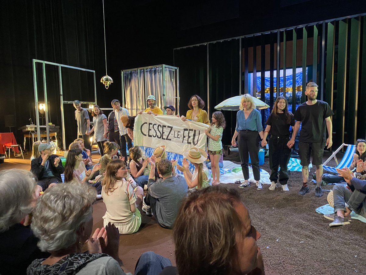 Au KFDA, joli spectacle de Gaia Saitta d’après un livre d’Helena Ferrante, sur une jeune femme, ses 2 enfants et leur chien lâchement abandonnés par le père de famille. <a href="/TheatreNational/">Théâtre National Wallonie-Bruxelles</a>