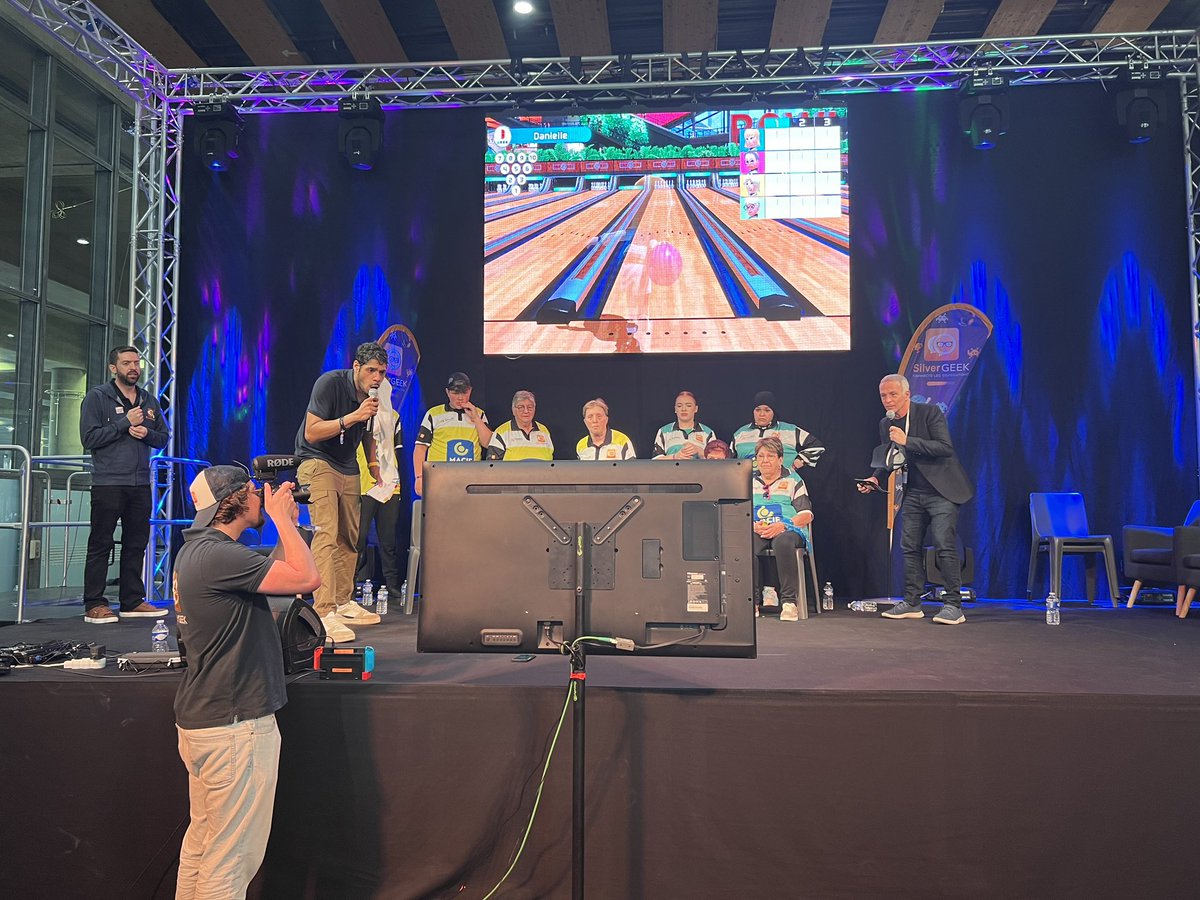 La finale c’est maintenant aux <a href="/GeekDaysShow/">Geek Days</a> !

<a href="/SamuelEtienne/">Samuel Etienne</a> rejoint @Elchocobo pour commenter le duel Ostrohove VS Les Neuvillettes