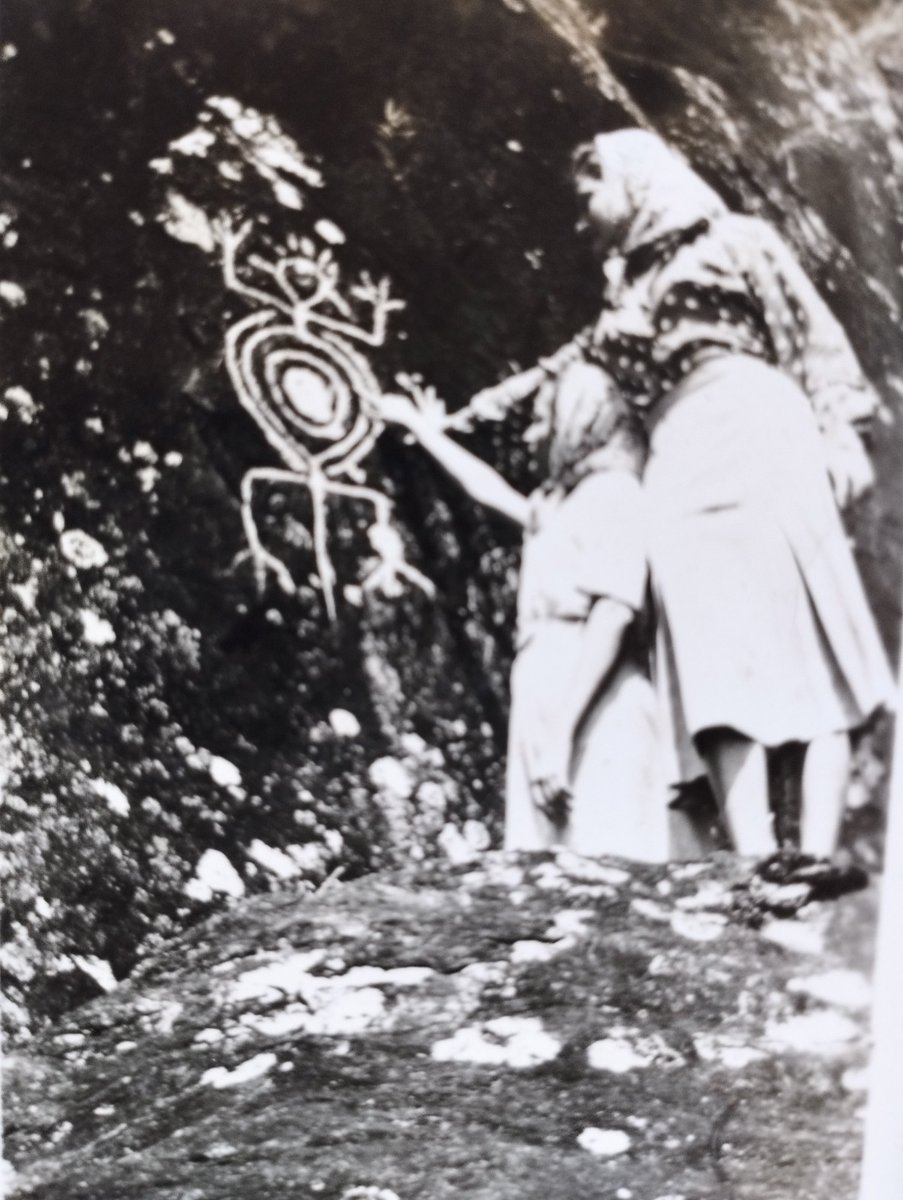 Años 50. Mis tías Graciela y Beatriz observan uno de los petroglifos del sector de Aguacatal en Tocuyito. son los petroglifos menos registrados y estudiados en toda la región. <a href="/Ulises_Dalmau/">TocuyitoPueblo</a> <a href="/ahedocarabobo/">Academia de Historia del Estado Carabobo</a> <a href="/italo_sabatino/">ITALO SABATINO</a>