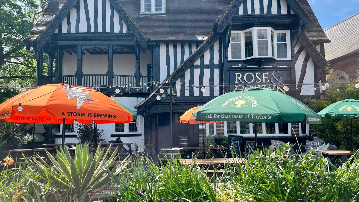 The beer garden at @BeverleyCrown looking resplendent in the springtime sun. ☀️ A fabulous place to enjoy a pint of Landlord or Hopical Storm. 🍺 ⚡