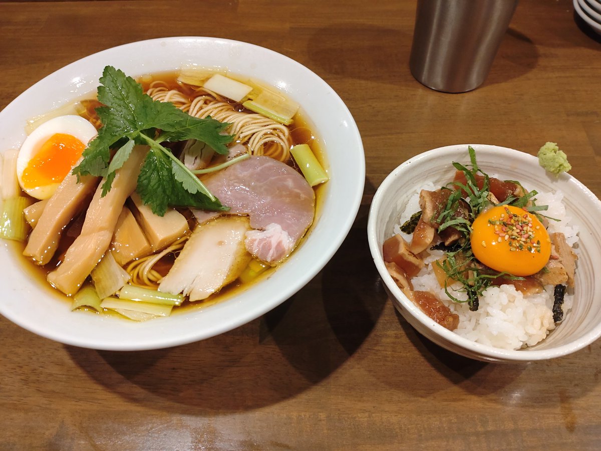 お昼の鶏中華そば生醤油と鶏たたきの漬け丼 県内でも人気のお店で大変美味でしたが、ちょっと醤油が強かったかな。この辺は個人の嗜好になるけど 丼は鶏がしっかり漬けてあって単体でも美味しいし、卵黄と絡めたりわさびを添えてと、味変が楽しめて大変美味でした