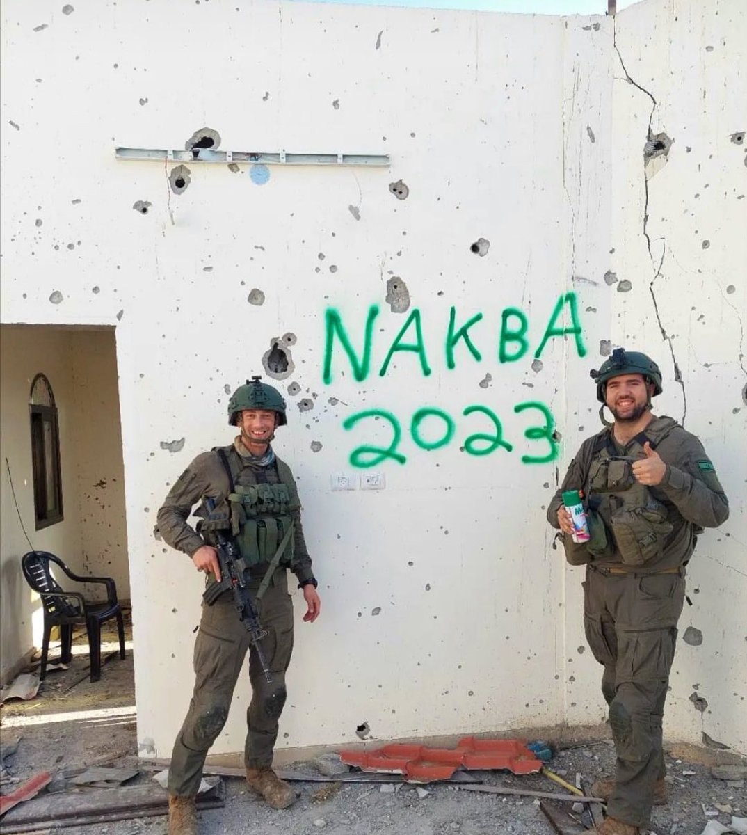 Israelische Soldaten posieren mit dem Graffiti 'Nakba 2023'. Nakba (arab. Katastrophe) wird die gewaltsame Vertreibung von 800.000 Palästinensern zur Staatsgründung Israels 1948 genannt. Sie leugnen ihren Genozid nicht einmal.