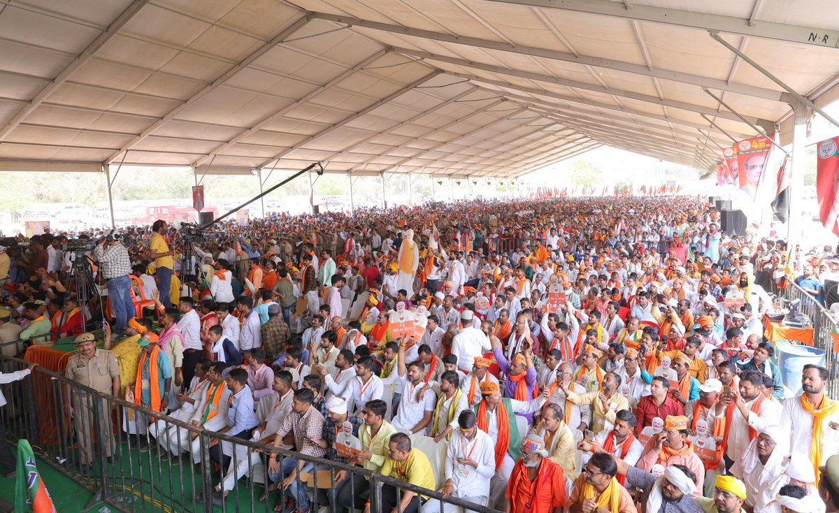 AmitShah's tweet photo. सपा-कांग्रेस की तुष्टीकरण व जातिवादी राजनीति पर उत्तर प्रदेश की जनता एक बार फिर से पानी फेरने जा रही है। बाँदा जनसभा में बहनों-भाइयों का अपार उत्साह इस बात का प्रमाण है कि इस बार भाजपा 400 पार है। https://t.co/MFwBsZ53eT
