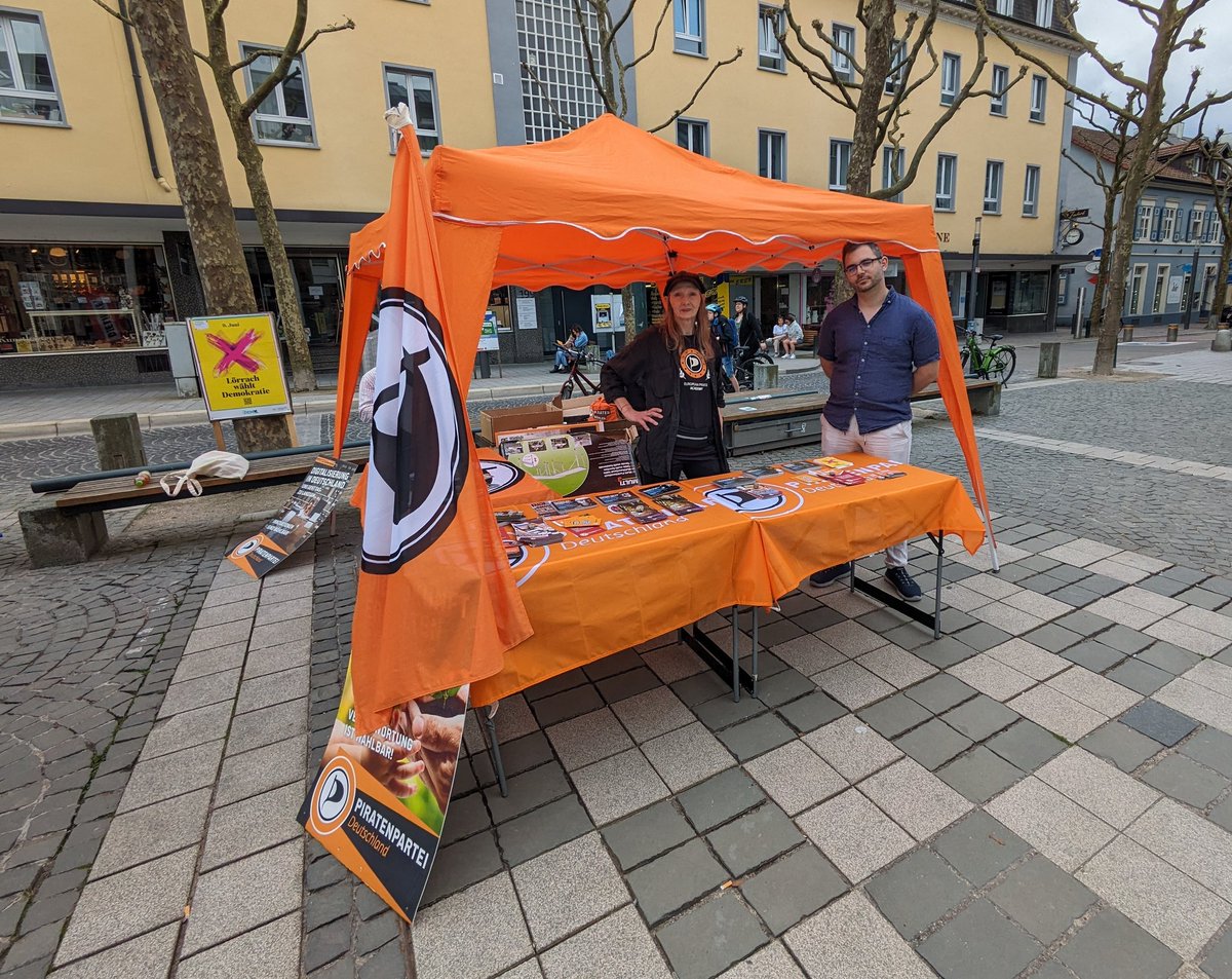 #piratenpartei heute in #Lörrach auf dem Senser Platz für soziale und liberale Politik aktiv. #piraten