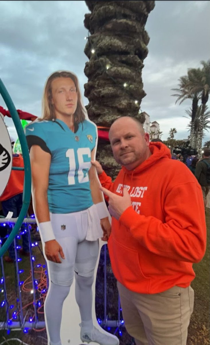 Bailey will be the solo host for this Sunday's show and you don't want to miss what he has in store! 8 pm est <a href="/BJack1973/">Bailey Jackson</a> @DaFanboys