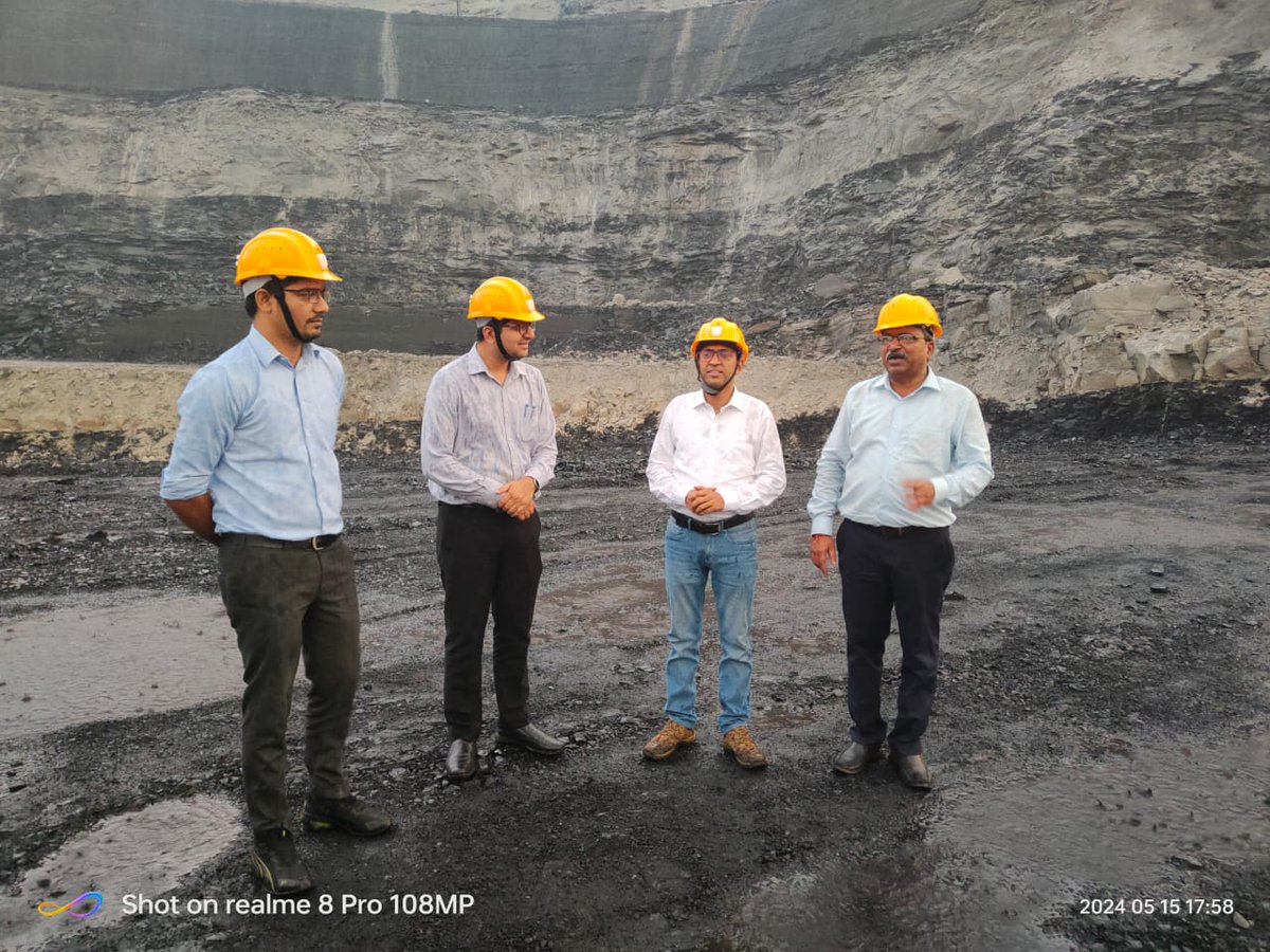 District Collector Korba Sh. Ajit Vasant recently visited the nation's largest SECL's Gevra mine and took stock of mining activities. He saw operation of modern machines for coal extarction along with coal storage, silo, and dispatch through FMC. @CoalMinistry @CoalIndiaHQ