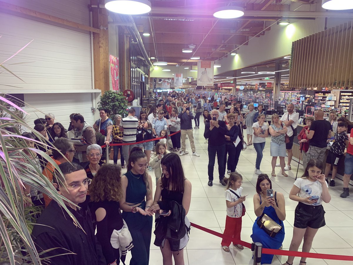 #pontaudemer « Elle est trop belle » Il reste encore des centaines de personnes dans la galerie marchande d’Intermarché qui attendent la photo dédicacée d’#evegilles et le selfie #missfrance2024 À suivre sur @paris_normandie