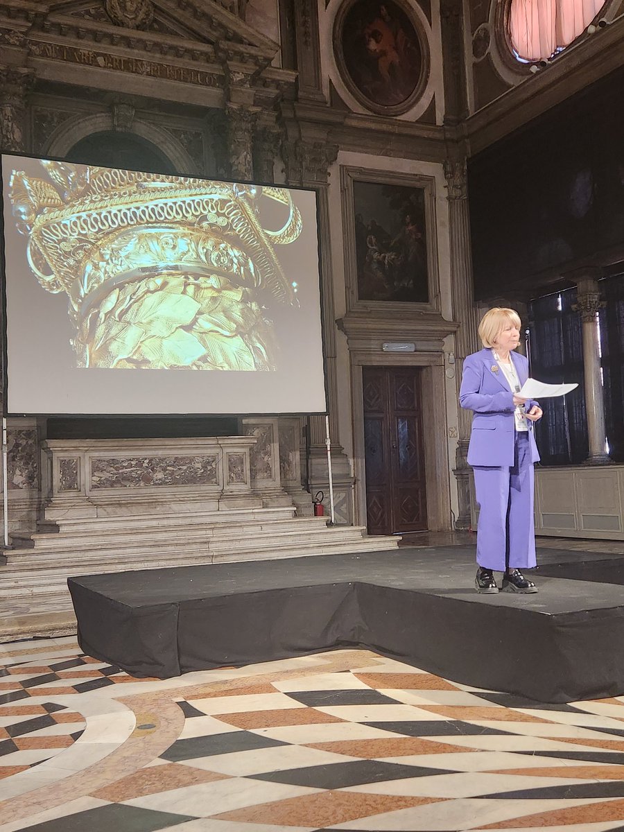 @andreinacontessa Curiosità: molteplici i significati. Verso la natura, per ciò che è bizzarro, per i personaggi storici, aprendo scenari nuovi per conoscere. Prendersi cura della bellezza, dell'arte, del bene comune, coltivando coscienza civica, serietà e responsabilità.