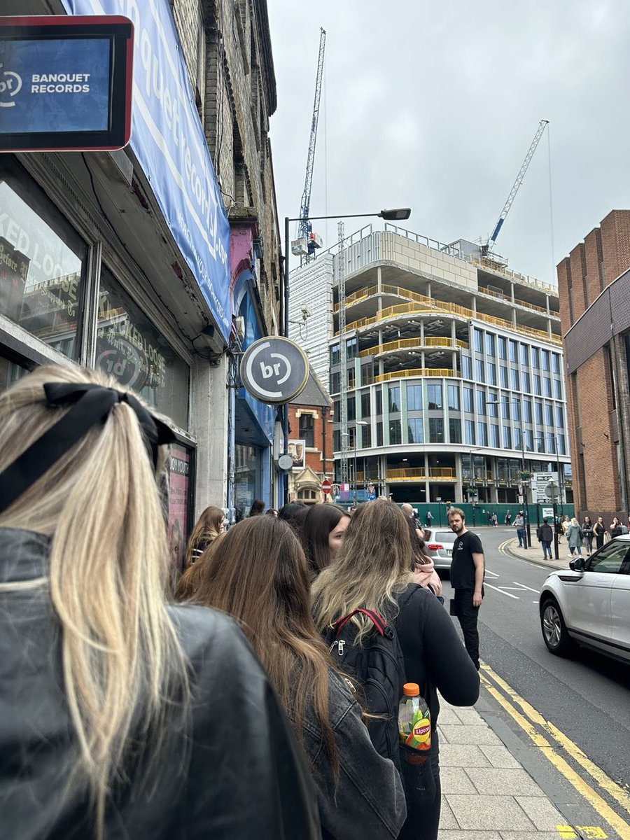 🚨 | Fans are currently waiting for the signing session to start in London. 

via @mandyinzland