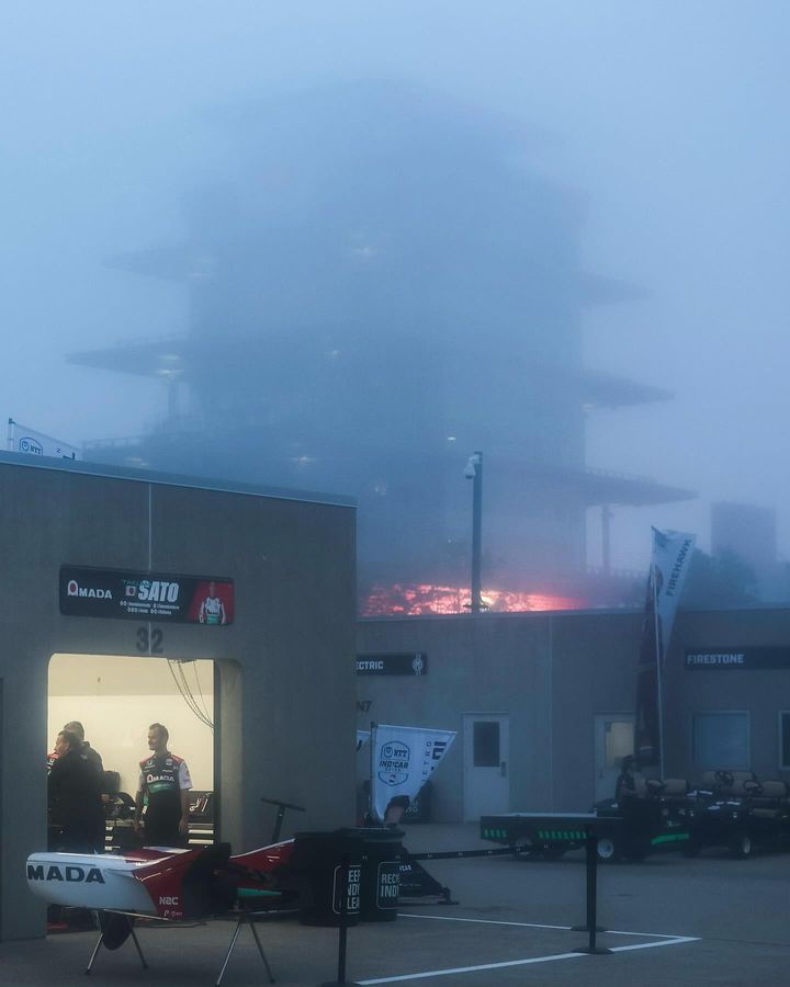 No, no es una película de terror. Así amanecía Indianapolis con la niebla Complicada la práctica previa a la Qualy #IndyCar #Indy500