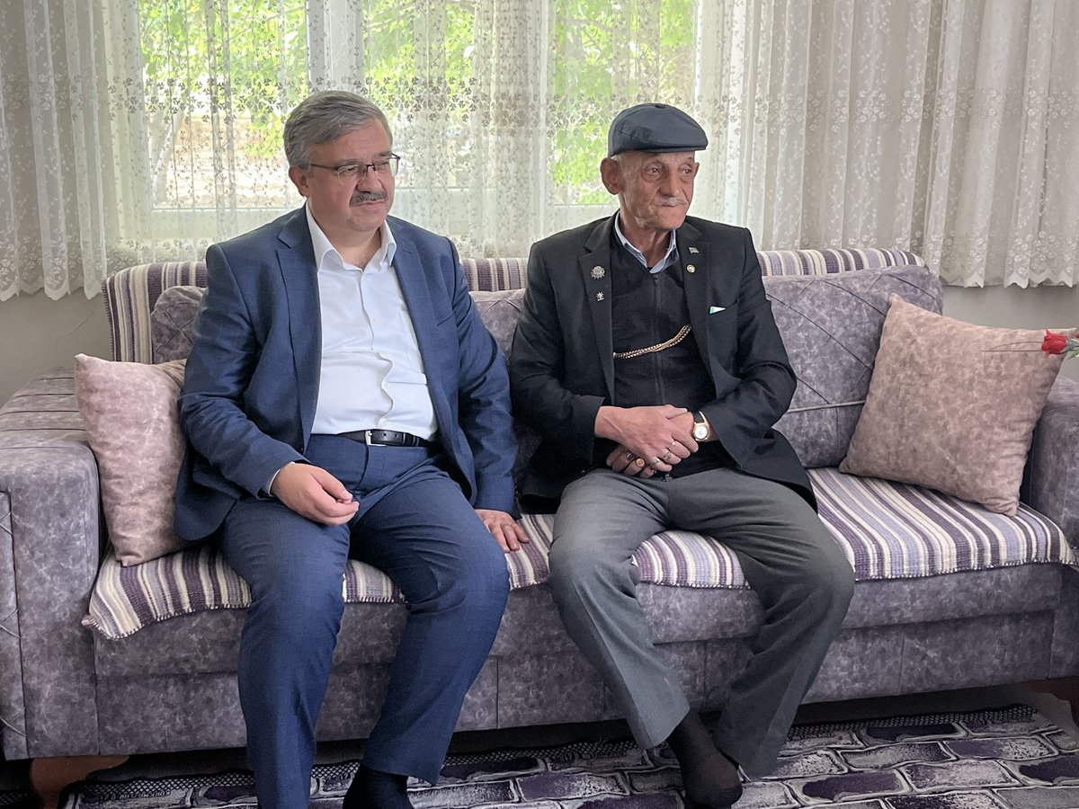 avyurdunuseven's tweet photo. 📍Nuribey 

Merkez ilçe yönetim kurulu üyelerimiz ve Nuribey belediye başkanımız Halil Kaya ile birlikte geçtiğimiz günlerde ebediyete irtihal eden önceki dönem belde başkanımız Ali Yıldırım’ın ailesine taziye ziyaretinde bulunduk. 

Merhuma bir kez daha Allah’tan rahmet, ailesine ve sevenlerine baş sağlığı diliyorum.